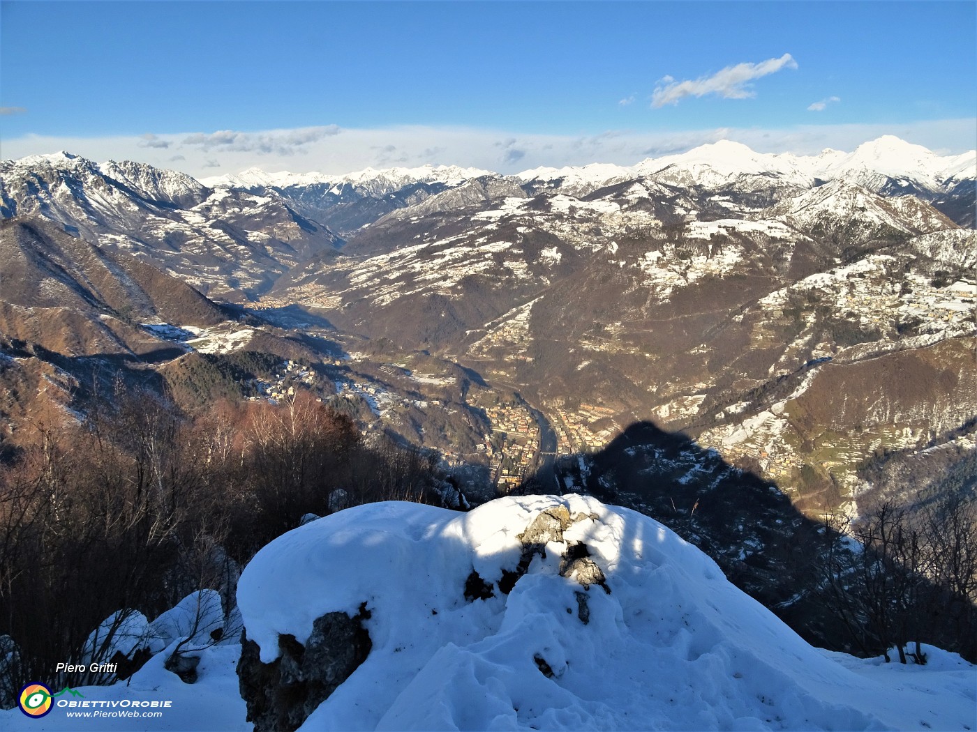 60 Vista panoramica verso la Val Brembana da S. Pellegrino e verso le Orobie .JPG